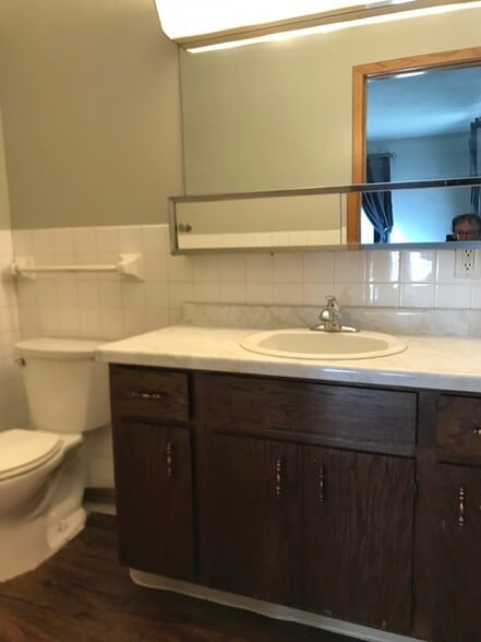 Main full Bathroom upstairs - 729 3rd St