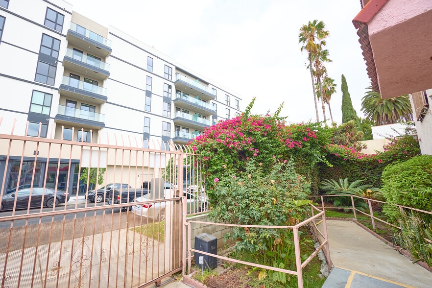 Building Photo - 1406 N Serrano Ave
