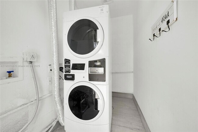 Building Photo - 13390 NE 6th Ave