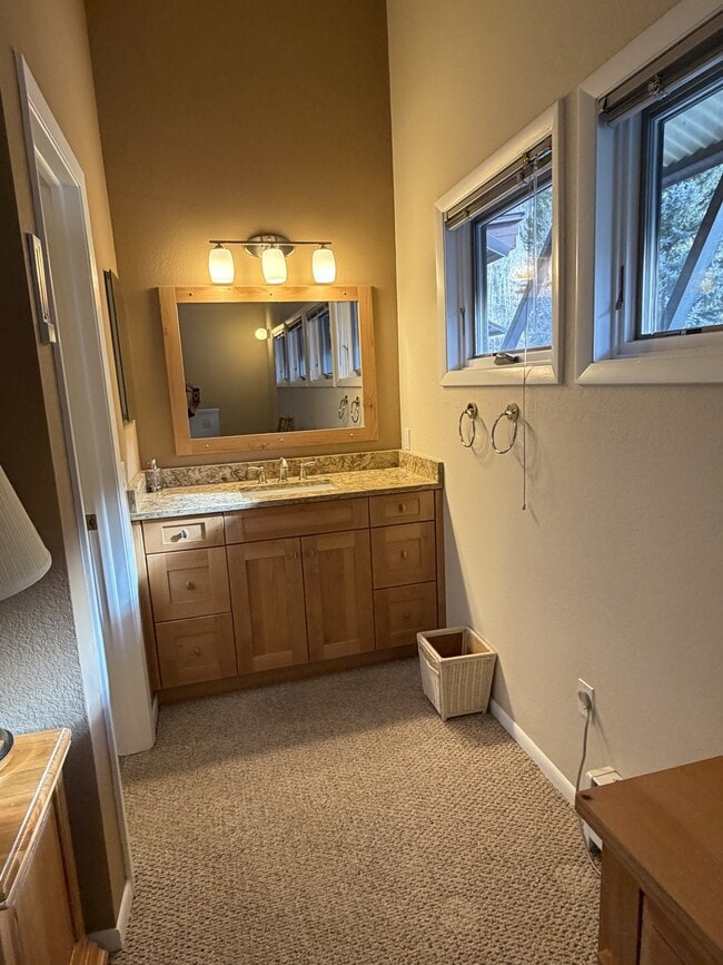 Building Photo - 2833 Kinnickinnick Rd