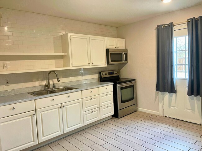 Building Photo - Charming 2 Bedroom Home Near Historic Landmarks in San Antonio