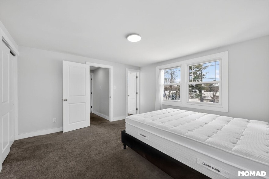 Building Photo - 10 Evergreen Ct