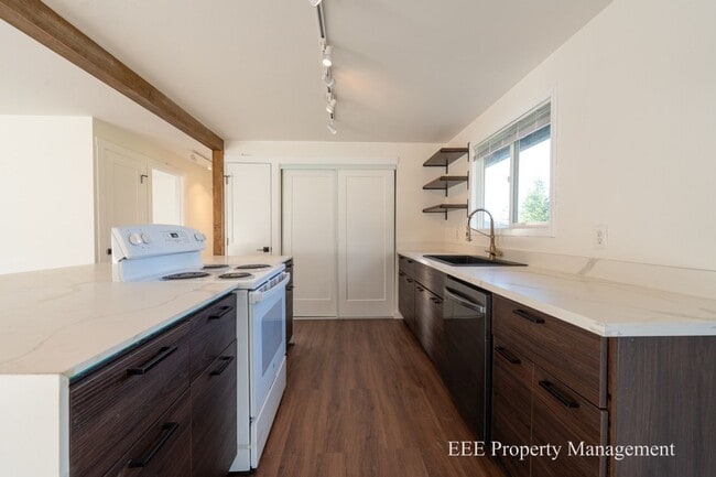 Building Photo - Cozy Redmond Rambler ready for move in NOW