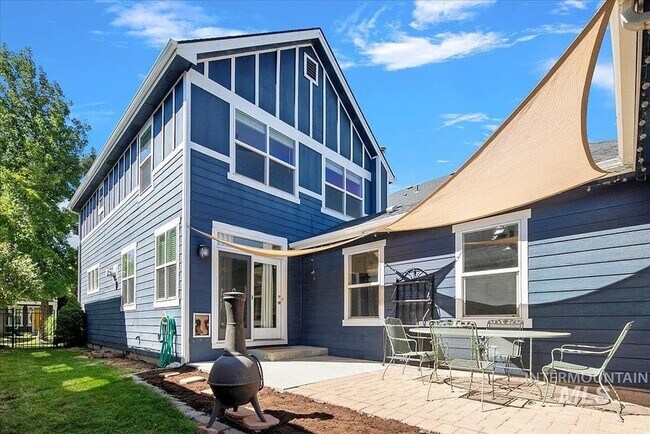 Building Photo - Charming 3 bedroom 2.5 bathroom in Desirable Area!