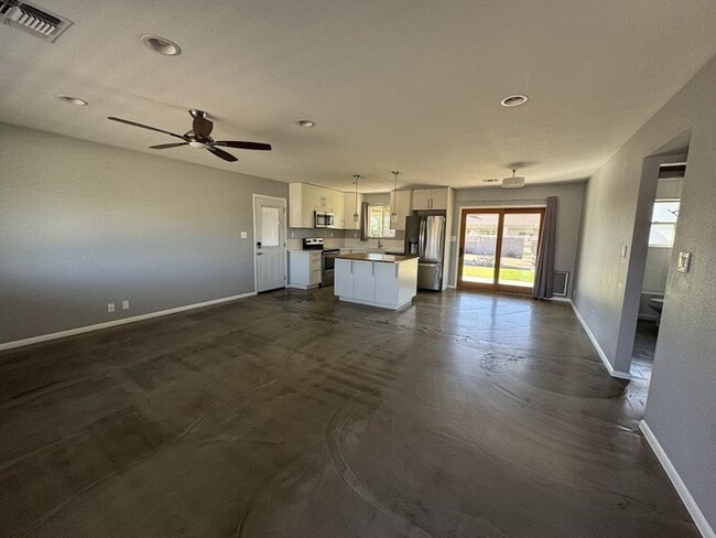 Building Photo - Mid Century and Mountain Views