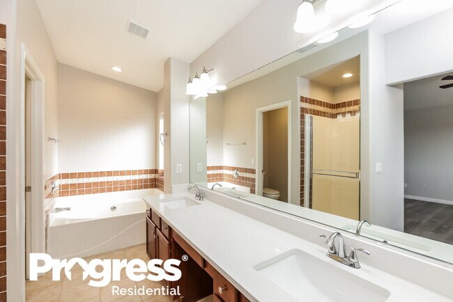 Building Photo - 5414 W Huntington Dr