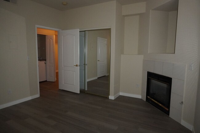 Building Photo - Must see 1 Bedroom Condo!