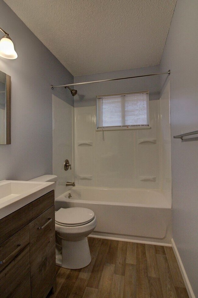 Building Photo - Charming 4 Bedroom Home!