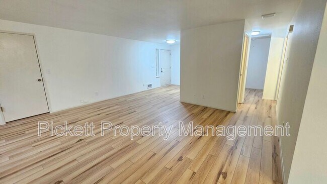 Building Photo - 6449 Lewis NE Dr