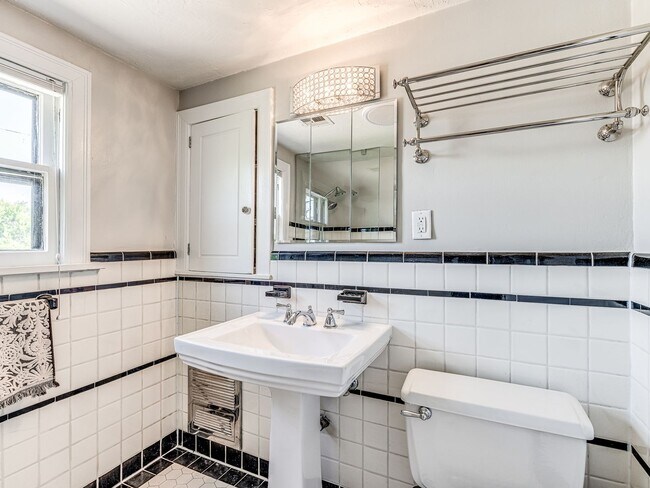 Building Photo - Beautiful 3bedroom/2 bathroom/1 Car Garage...