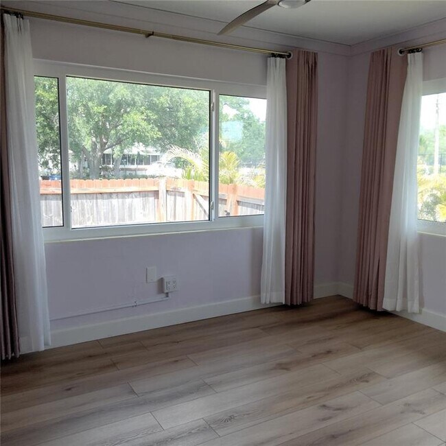 Building Photo - 351 Davenport Ave NE