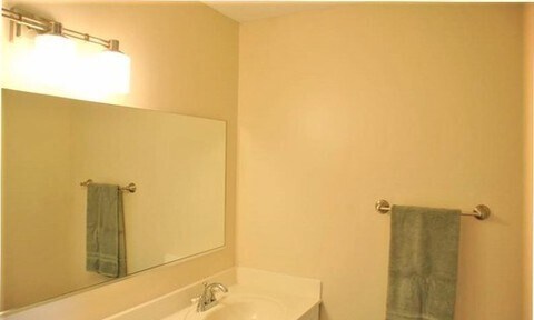 Building Photo - Spacious 4Bd/2.5Bth Single-Family Home with Garage & Fenced Yard – Prime Location!