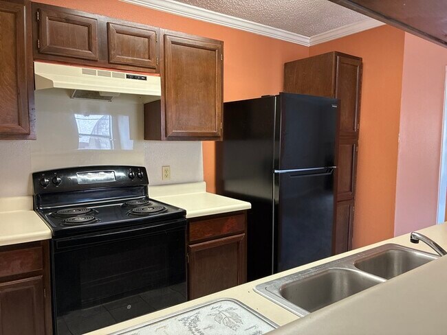 Building Photo - 1BR/1.5BA w/ Fireplace • Balcony • Pool Access in San Antonio