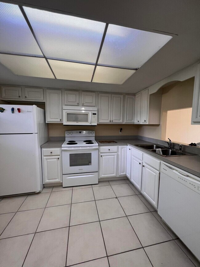 Building Photo - 2050 Oleander Blvd