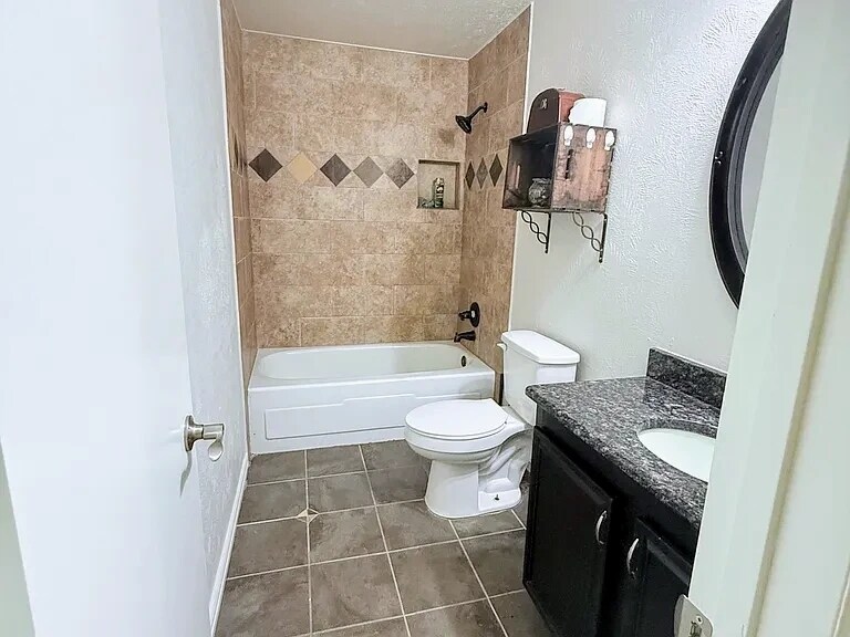 Building Photo - 5024 Middleton Cir