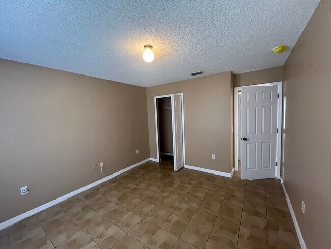 Building Photo - 204 Canterbury Ct