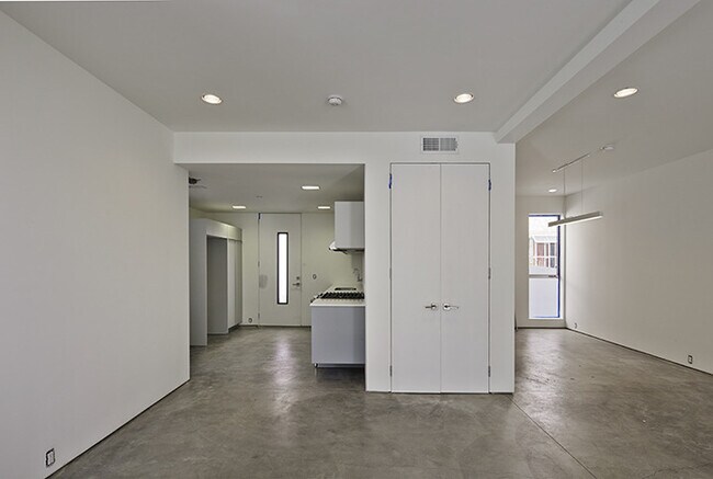 Building Photo - 825-827 Kodak Drive