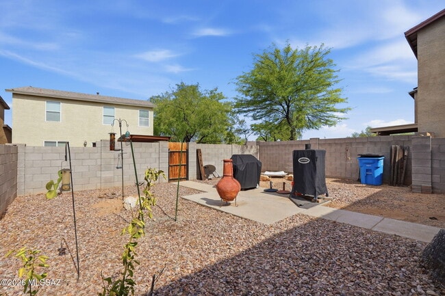 Building Photo - 8471 N Placita De La Manzana
