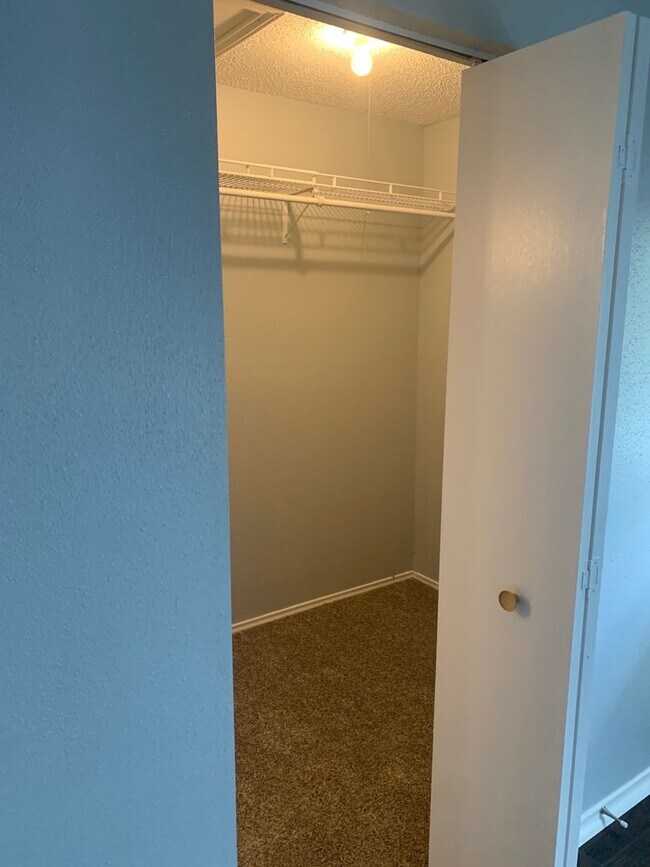 Building Photo - Ready for Move In  Nice & Clean 1 Bedroom ...