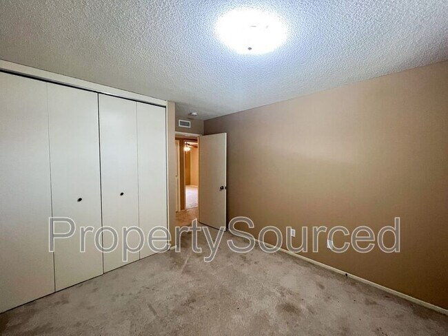 Building Photo - 320 E Granada Way