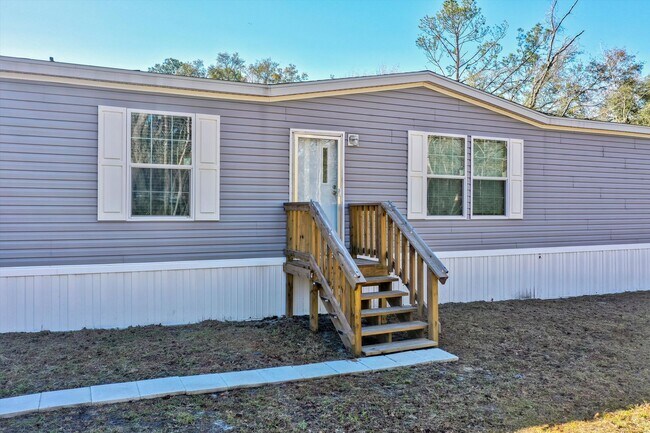 Building Photo - Huge 5 Bedroom 3 Bathroom Hastings Home Located w/ 1 Acre