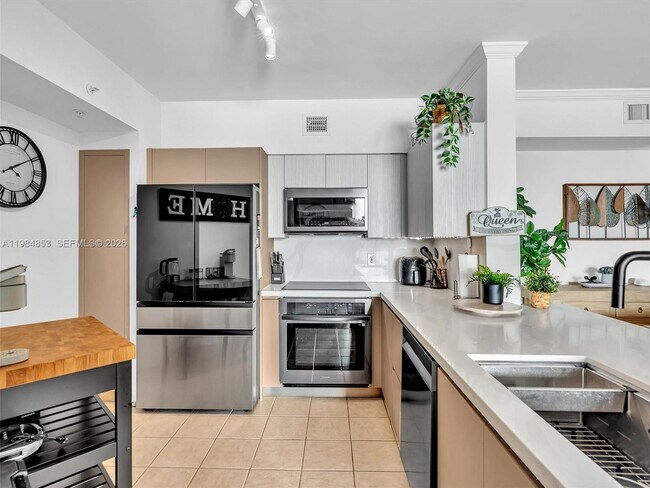 Building Photo - 17150 N Bay Rd