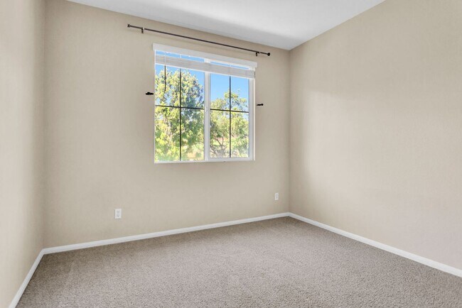 Building Photo - Beautiful townhome in Mission Valley!  Ava...