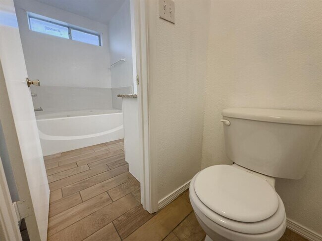 Building Photo - 3806 Fieldcrest Dr