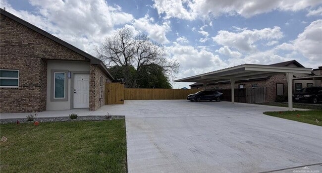 Building Photo - Amazing Brand new executive apartment in Edinburg