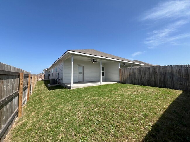 Building Photo - Luxury duplex in Seguin!