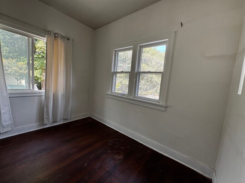 Building Photo - 810 NE Michigan St