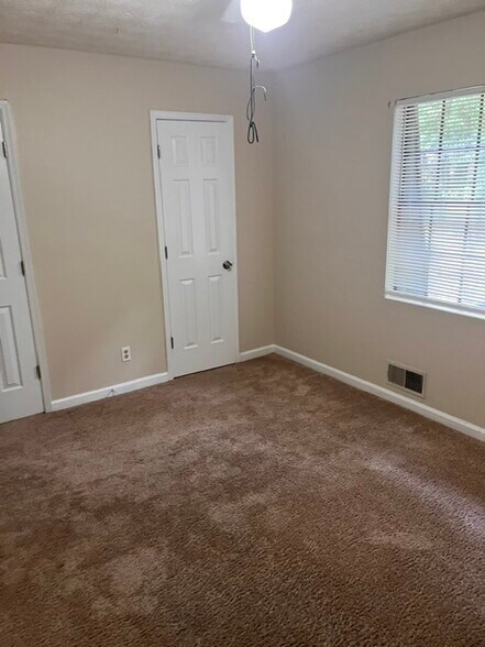 Building Photo - 140 Hunters Ln