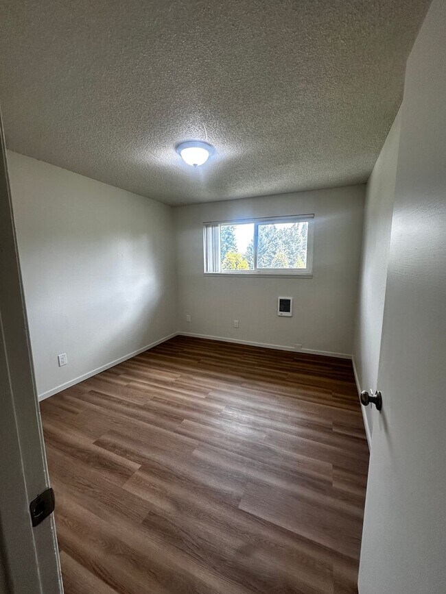 Building Photo - Spacious 3-Bedroom Apartment with Limited-...