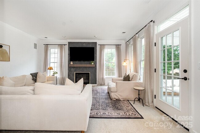 Building Photo - 2435 Alaqua Ct