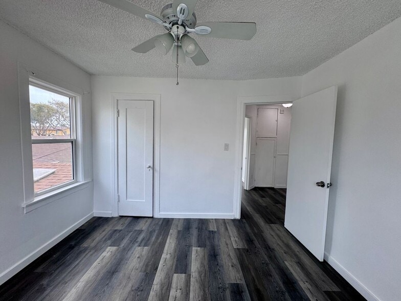 Building Photo - 858 W 88th St