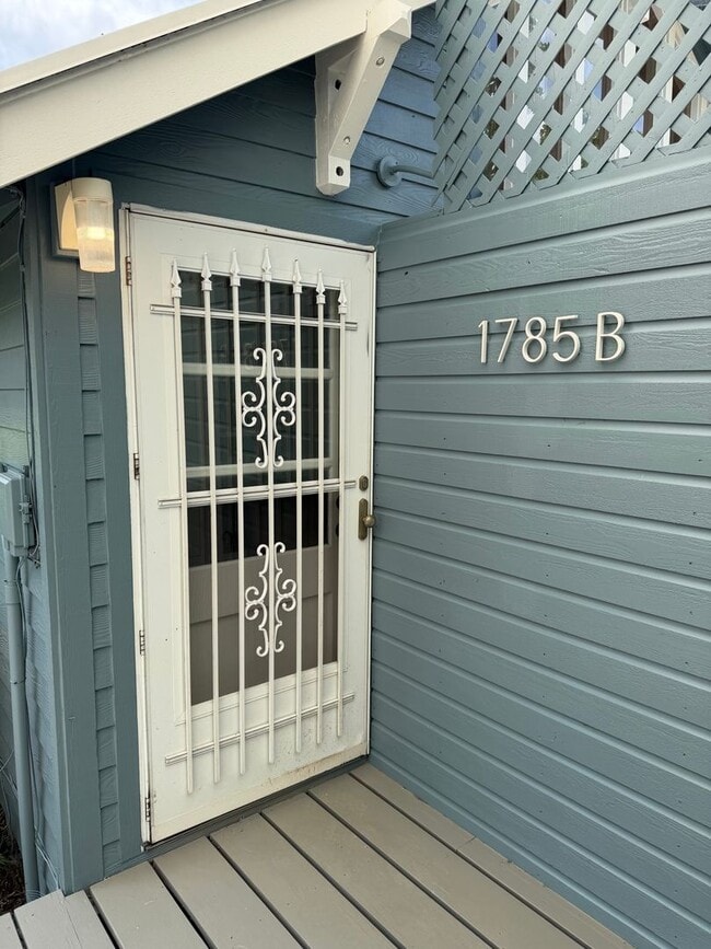 Building Photo - Luxury 1 bedroom 1 bath duplex in a great neighborhood!