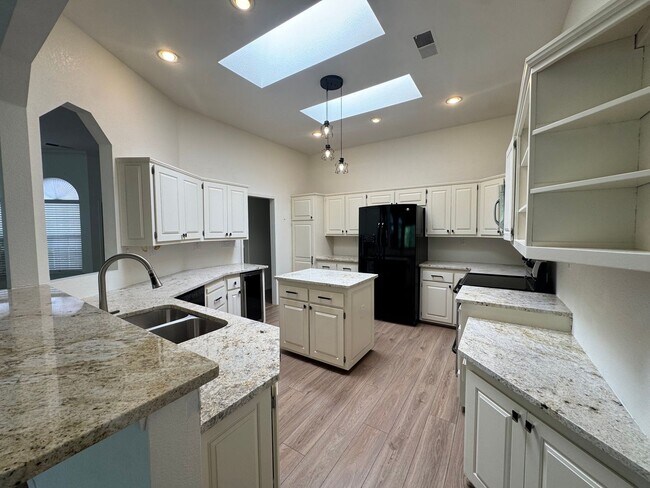 Building Photo - Tanoan Luxury Townhome!