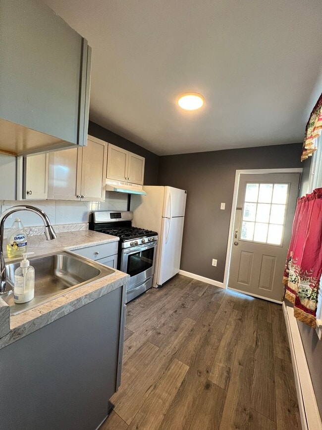 Building Photo - Fully Renovated 3 Bedroom 1 Bath Home Available