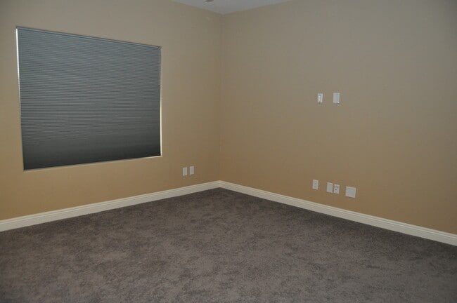 Building Photo - Fabulous 3 bedroom home in gated community!