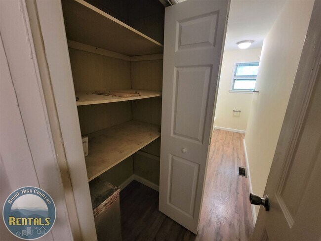 Building Photo - 733 Forest Hills Dr