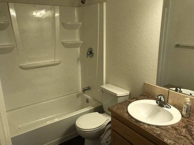 Building Photo - Spacious 5 Bedroom, 3 Bath Ranch Home with 2-Car Garage