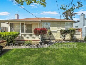 Building Photo - 571 El Paseo Dr