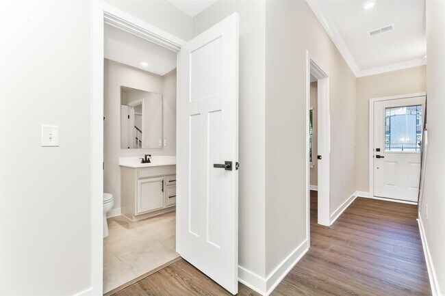 Building Photo - 303 Golan Cir