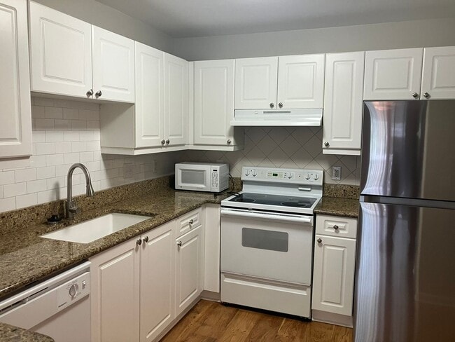 Building Photo - 2 Bedroom / 2.5 Bathroom @ Brighton Bay