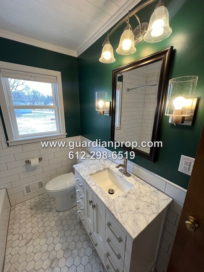 Building Photo - Shoreview House Available September 1st, U...