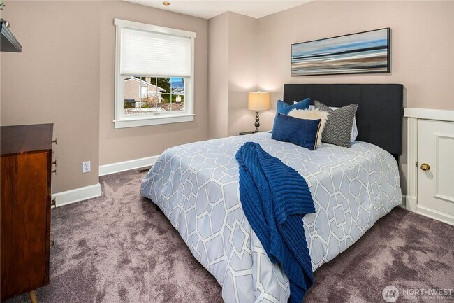 Building Photo - Beautiful Bellevue home with a View!