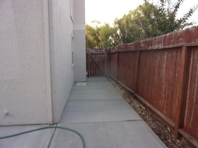 Building Photo - 853 Vassar Dr