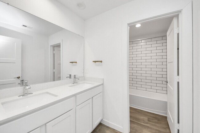 Building Photo - 10438 Plateau Pt Trl