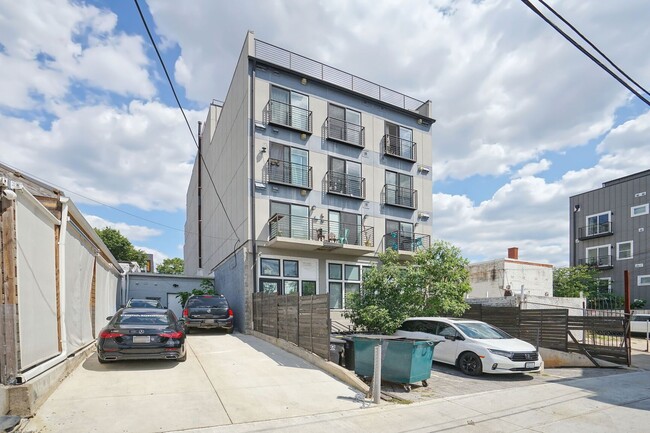 Building Photo - Available Now! 2 Bed 1 Bath Near Howard!