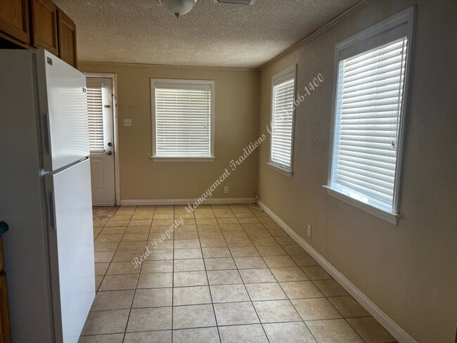 Building Photo - Adorable 2 + 1 in Rosamond